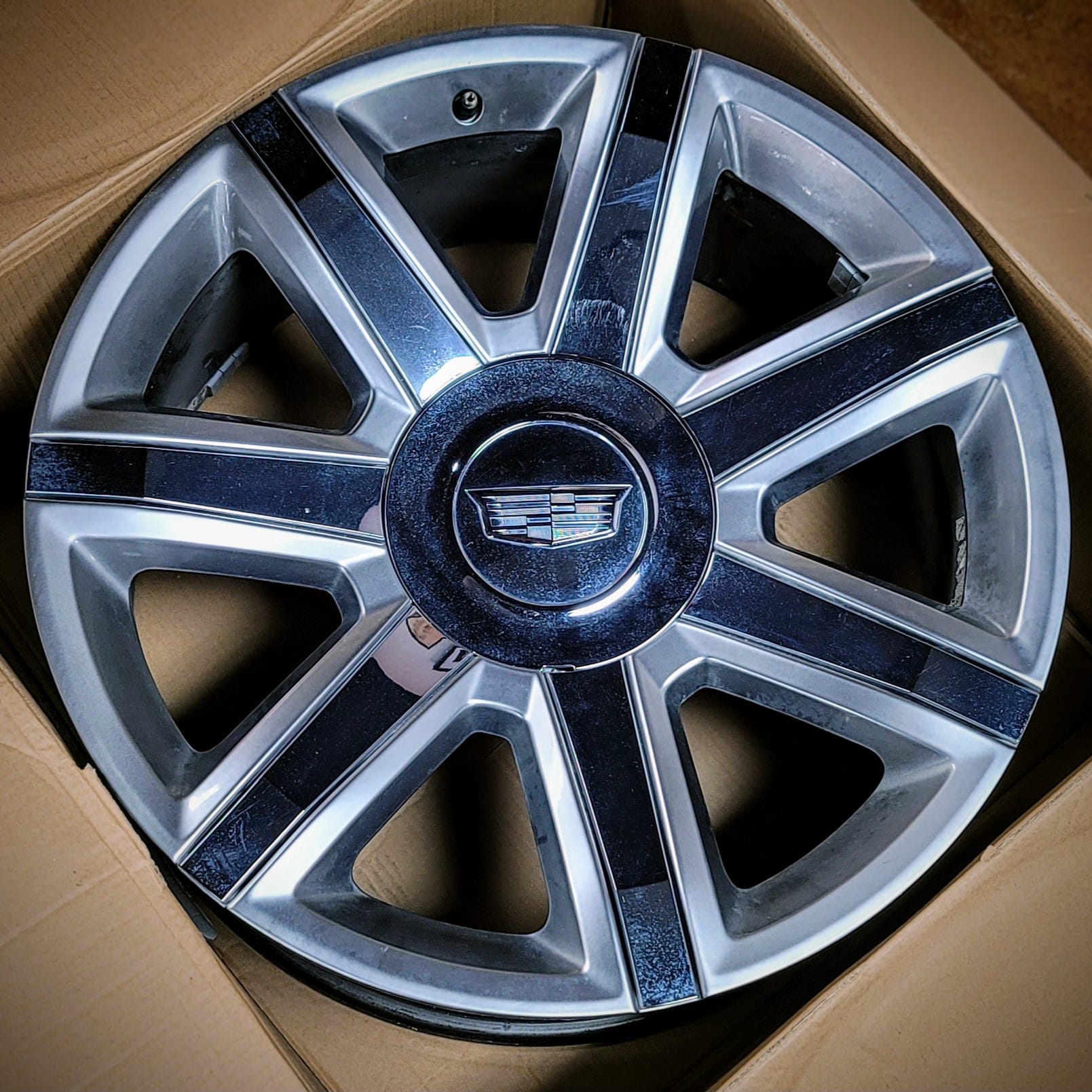 O.E.M. 22" Silver Cadillac Wheels With Chrome Insert(4pc)