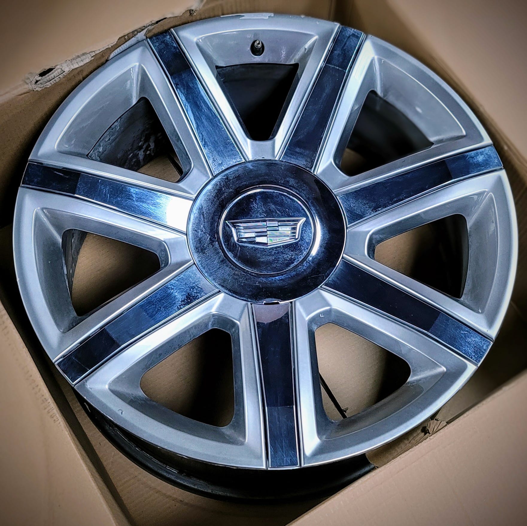 O.E.M. 22" Silver Cadillac Wheels With Chrome Insert(4pc)
